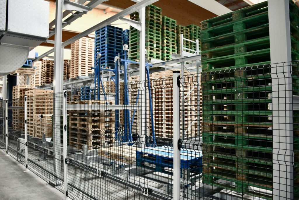 Area di stoccaggio con scaffalature