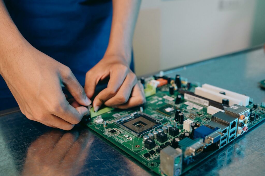 Assemblaggio manuale di una scheda elettronica