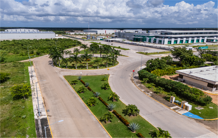 Ingresso principale del Central Business Park con ampie strade asfaltate