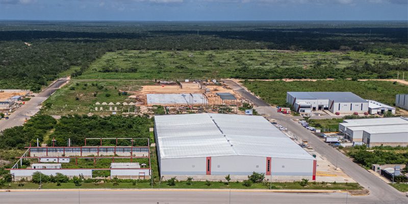Parcelas industriales con estructuras en construcción.