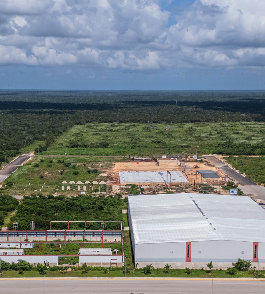 Parcelas industriales con estructuras en construcción.