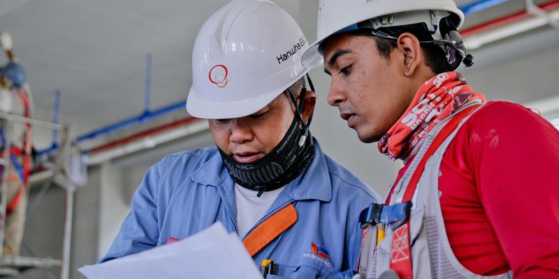 Tecnici al lavoro all’interno di uno stabilimento industriale.