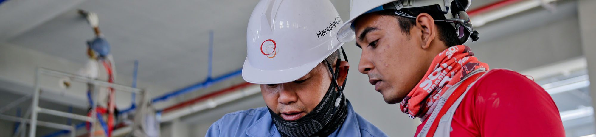 Tecnici al lavoro all’interno di uno stabilimento industriale.