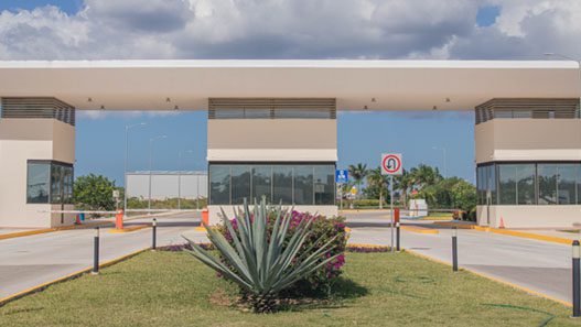 Ingresso principale al Central Business Park di Mérida con punto di controllo accessi