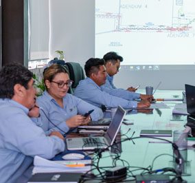 Team operativo durante una riunione