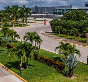 Strade ampie e aree verdi all’interno del Central Business Park di Mérida