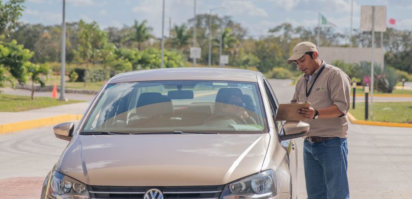 Interazione tra personale e cliente all’entrata del Central Business Park di Mérida